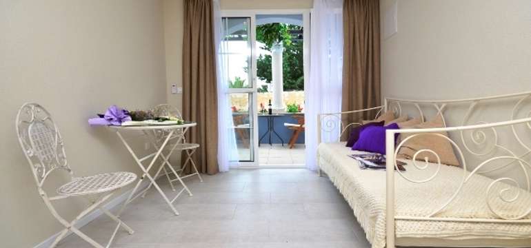 Štúdio apartmán vo vile Bougenvilia je vhodný pre páry alebo rodiny s 1 malým dieťaťom