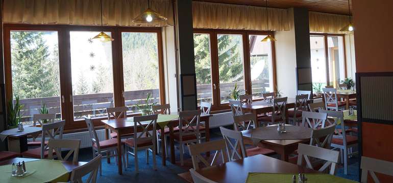 Polopenze se podává v prostorné, světlé restauraci.