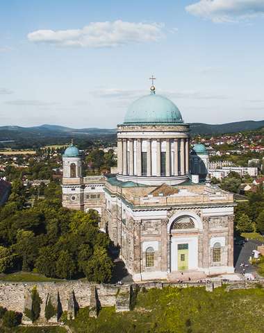 Penzión sa nachádza pod slávnou bazilikou v meste Ostrihom