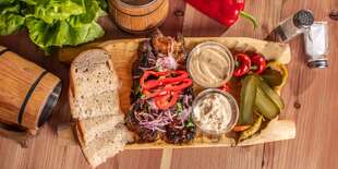 Pečené bravčové rebrá na mede marinované v čiernom pive (500 g)