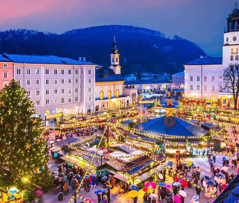Adventný trh na Residenzplatz s vianočným stromom, Salzburg