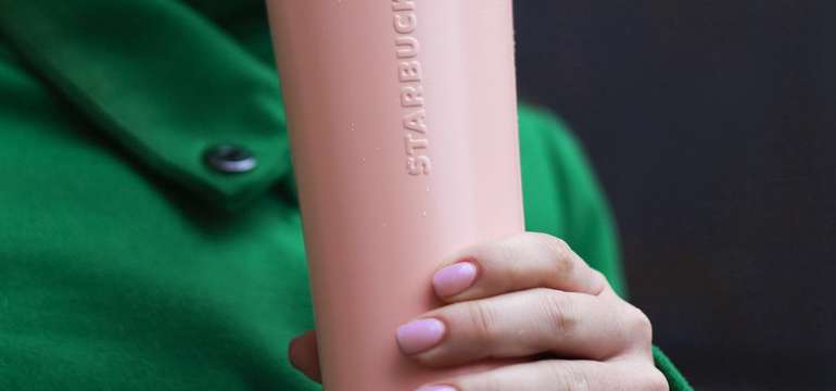 Starbucks oslavuje! 50 % zľava na vybraný merch + ľubovoľný nápoj veľkosti Tall zadarmo 