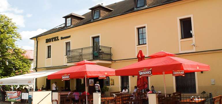 Hotel se nachází přímo v centru města v bezprostřední blízkosti hradu