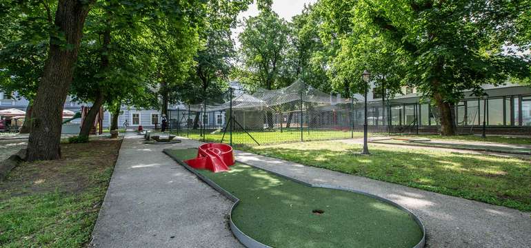 V kaštieli Mojmírovce**** si môžete zahrať aj minigolf
