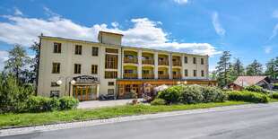 Hotel Smokovec*** leží v centre mesta, pri lanovke na Hrebienok a zastávke TEŽ