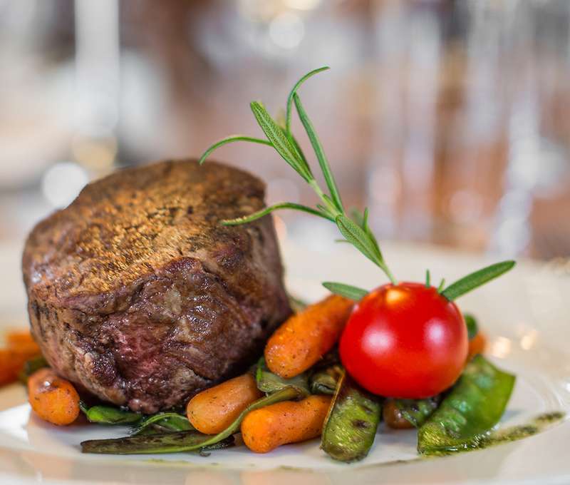Hovädzí steak s grilovanými hráškovými strukmi a baby karotkou    