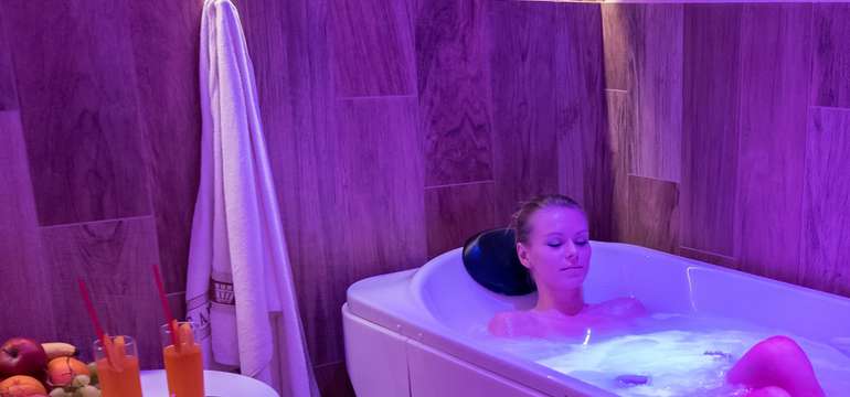 Wellness centrum nabízí širokou škálu služeb od vířivek, přes různé druhy saun až po masáže