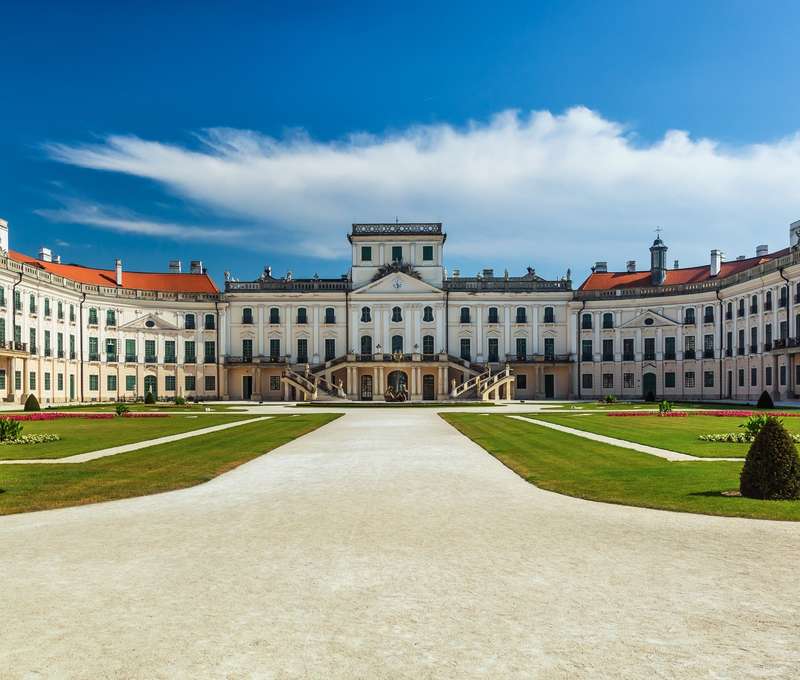Čestné nádvorie zámku Esterházy, maďarské Versailles, Fertőd