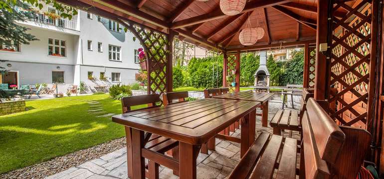 Hotel ARCUS garden je známy svojou krásnou záhradou, kde môžete aj grilovať