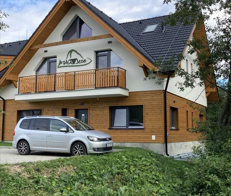 Vila Dedo*** se nachází v centrální části Tatranské Lomnice