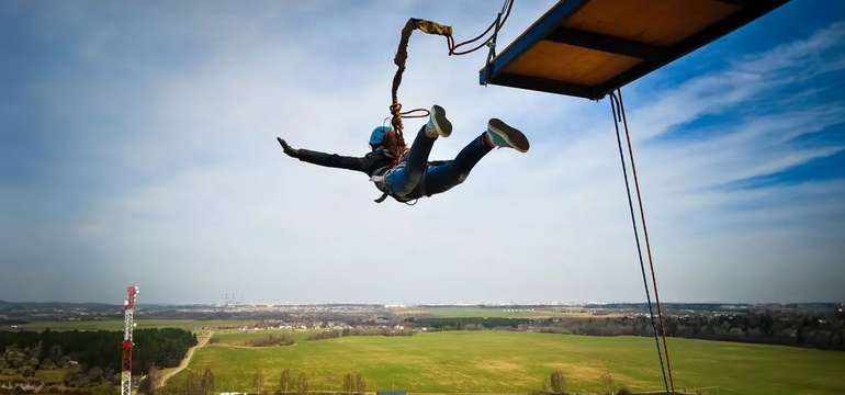 Sólo zoskok z najvyššieho objektu na skákanie na Slovensku (110 m komín Action Tower)