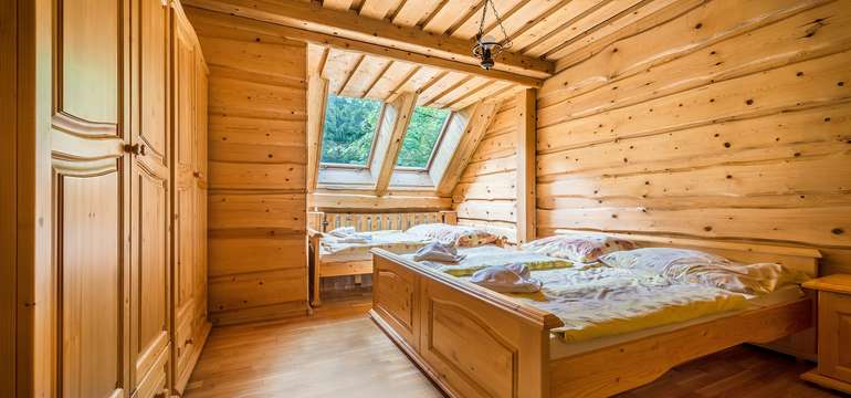 Apartmány penziónu Liptov majú kapacitu až 10 osôb, kuchyňu, jedáleň a výhľad na potok