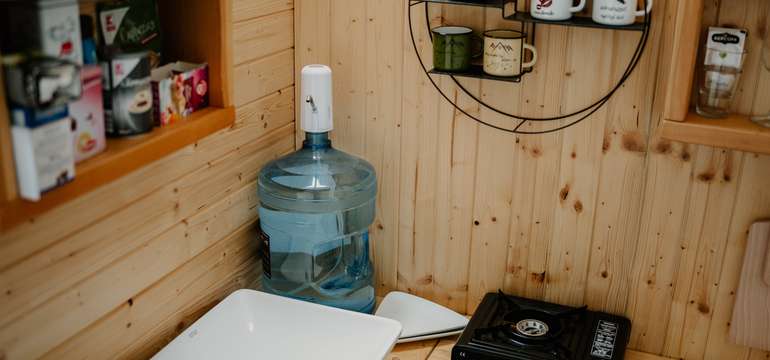 Nachádza sa tu voda na základnú hygienu a kuchynské vybavenie