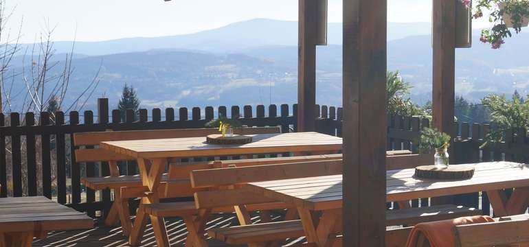 Součástí restaurace je jižní venkovní krytá terasa s výhledem na Boubín