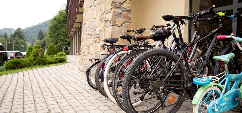 V teplejších mesiacoch môžete vyskúšať výlety na bicykloch alebo lanový park