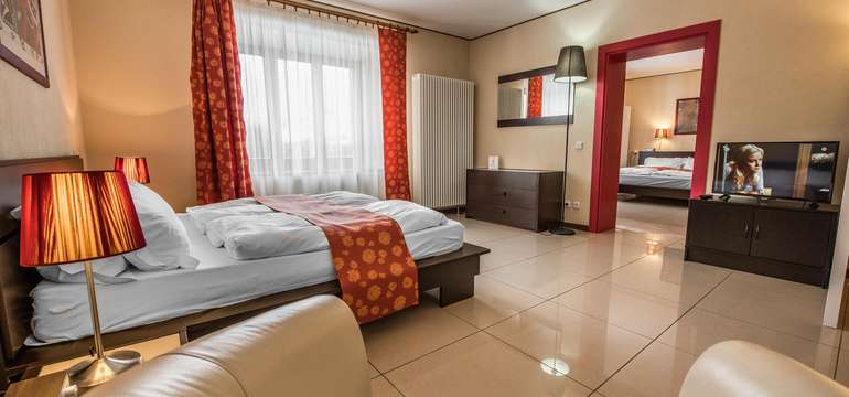 Happy Village Kaštiel Ivachnová*** ponúka priestranné apartmány (foto) a dvojlôžkové podkrovné izby