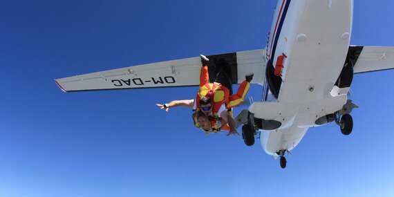 Tandemový zoskok padákom z výšky až 4000 m - na výber 5 letísk/Letiská Slávnica a Senica Letiská Nové Zámky a Boleráz
