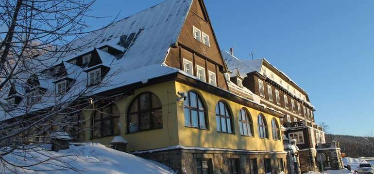 Od hotelu Tanecnica to máte pár kroku k lyžarskému areálu i na stezku v oblacích