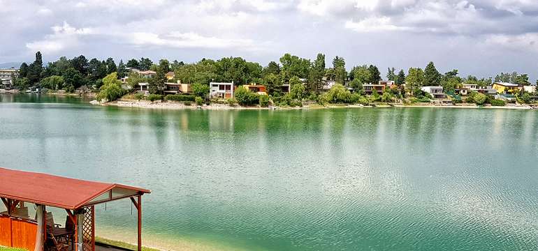 TP HOTEL DRUŽBA*** má vynikajúcu polohu hneď pri Slnečných jazerách