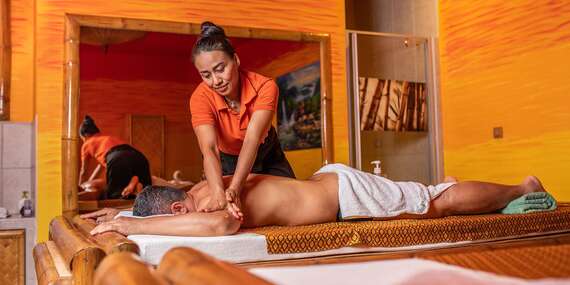 Romantické chvíle na párovej masáži – objatie kokosovým olejom a omamnou vôňou v Sky Ban Pai Thai/Bratislava – Staré Mesto