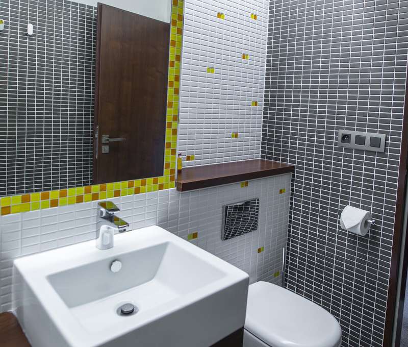 Každá izba má k dispozícii vlastnú kúpeľňu so sprchovacím kútom
