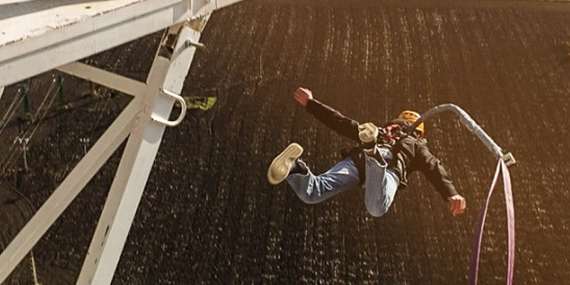 Skoč si z najvyššieho objektu na skákanie na Slovensku - sólo zoskok zo 110 m komína Action Tower/Pezinok
