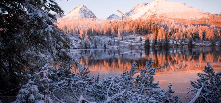 Štrbské pleso je obľúbeným cieľom výletov