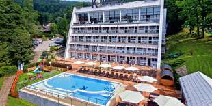 Hotel Kolejarz*** sa nachádza v blízkosti lesa a horskej rieky v pokojnom prostredí