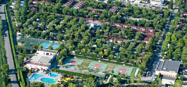 Prázdninové mestečko Villaggio San Francesco tvoria ubytovacie jednotky a rôzne služby