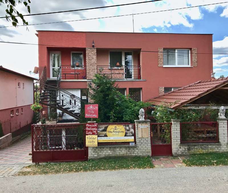 Vilka Podhájčanka stojí v tichej uličke, v príjemnom prostredí so zeleňou neďaleko kúpaliska