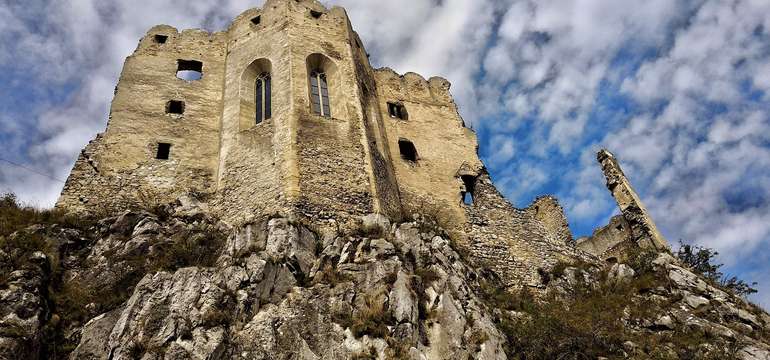 Legendami opradený hrad Beckov na Považí (autor fotografie: Petr Hejna st.)