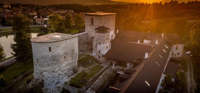 K Liptovskému hradu sa dostanete príjemnou prechádzkou za 13 minút