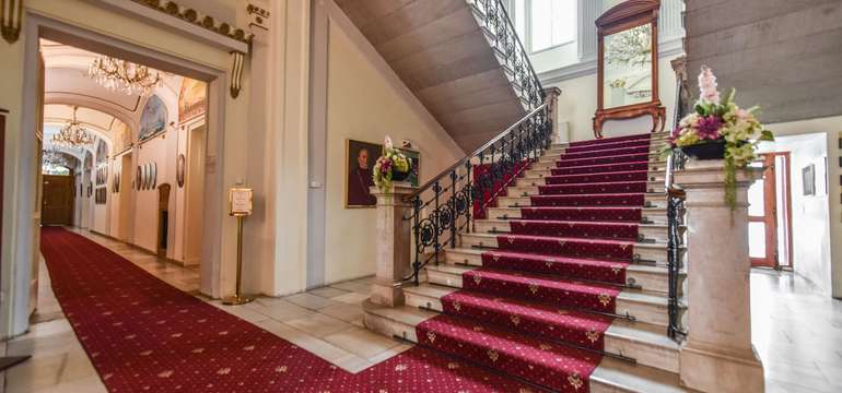 Dominantou kaštieľa je Chodba tolerancie, Ikonový salón, salón rodáka z Mojmíroviec, grófa Grassalko