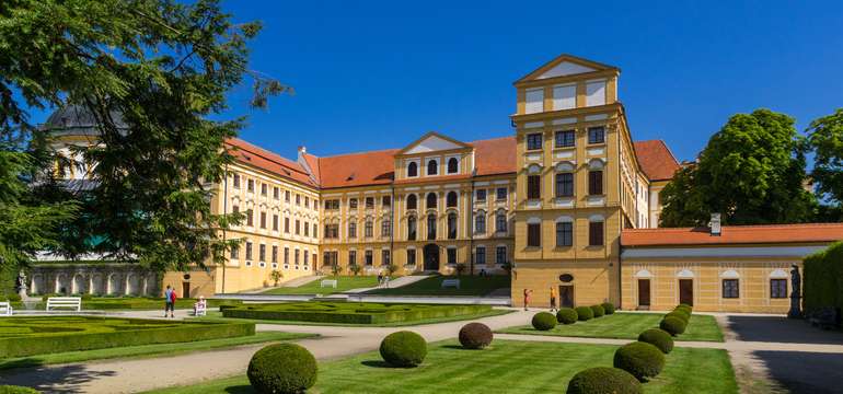 Hotel Opera je vzdialený iba 200 m od barokového zámku