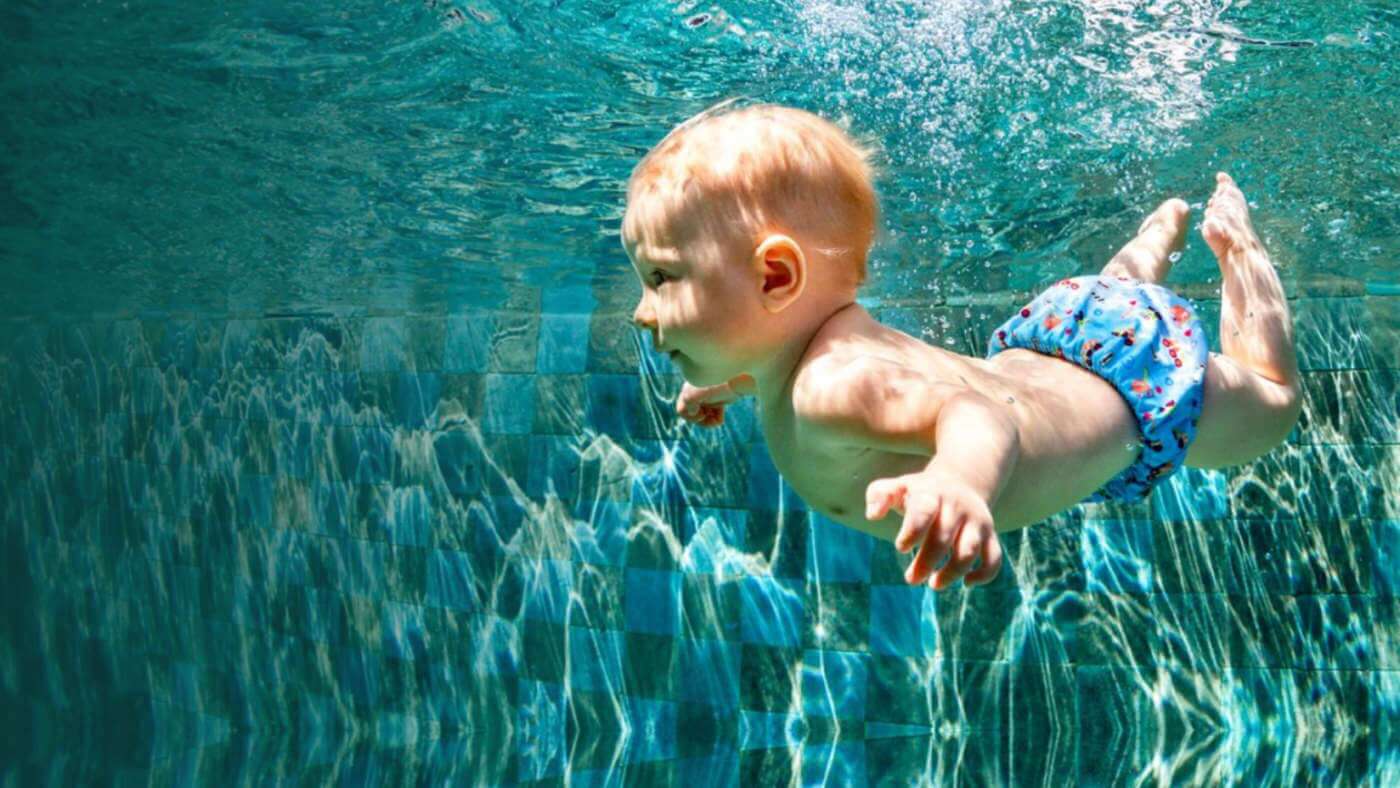 Дети плавают в воде. Дети в бассейне. Малыши в бассейне ныряют. Дети ныряют в море. Ребенок ныряет под воду.