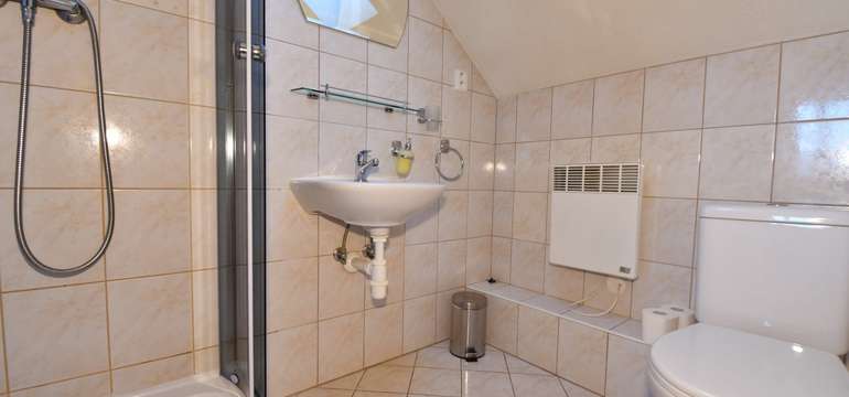 Každá izba má vlastné sociálne zariadenie (WC+ sprchovací kút)