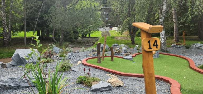 Ak máte radi minigolf, takého ihrisko si zamilujete