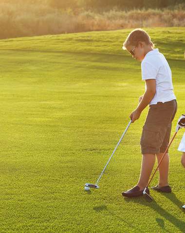 Základy golfu naučí deti profesionálny inštruktor