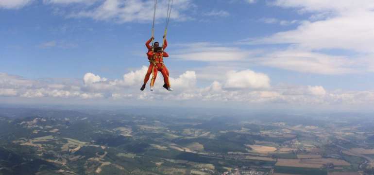 Tandemový zoskok padákom z výšky až 4000 m - na výber 5 letísk