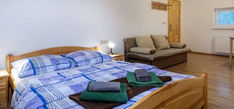  Apartmán pri bazéne s terasou a súkromným vchodom Bezbariérový apartmán sa nachádza na prízemí a za