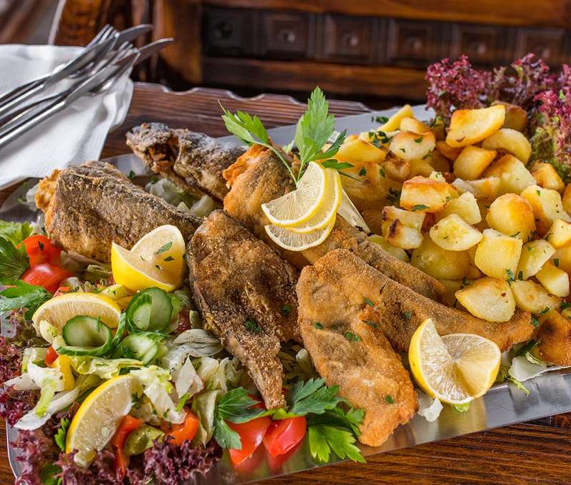 Mix rýb (1 kg) - pstruh, hake, kapor (pečené alebo vyprážané), opekané zemiaky, čerstvá zeleninová p