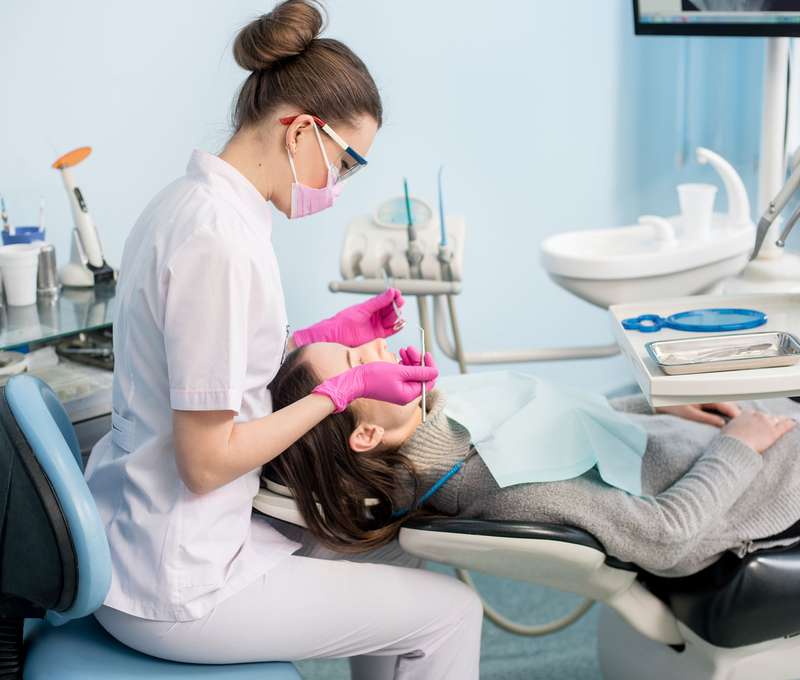 Dentálna hygiena, bielenie zubov alebo nová zirkónová korunka