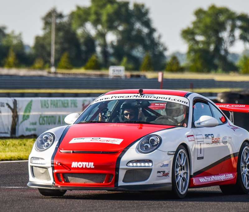 Porsche má 6 valcový boxer motor s výkonom 350 konských síl
