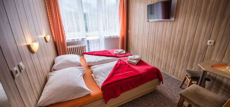 Izby sú jednoducho zariadené a je z nich krásny výhľad na prírodu