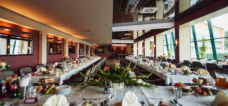 Hotel Pegaz**** ponúka vlastnú klimatizovanú reštauráciu Jaworzyna s kapacitou 140 osôb