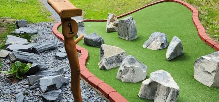 Ak máte radi minigolf, takého ihrisko si zamilujete
