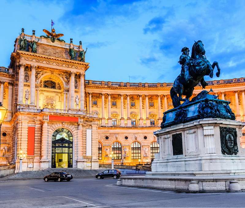 Impozantný Hofburg vo Viedni môže byť jedným z vašich turistických cieľov