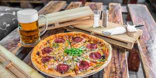 Pizza podľa vlastného výberu a veľké pivo alebo Kofola k tomu v Piváreň Pod Mostom