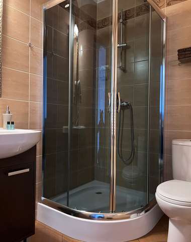 Izby majú vlastnú kúpeľňu so sprchovacím kútom