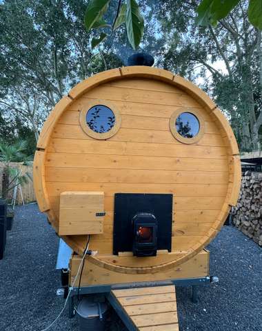 Zážitkové sunovanie vo fínskej barelovej saune pod holým nebom v Huntry Sauna